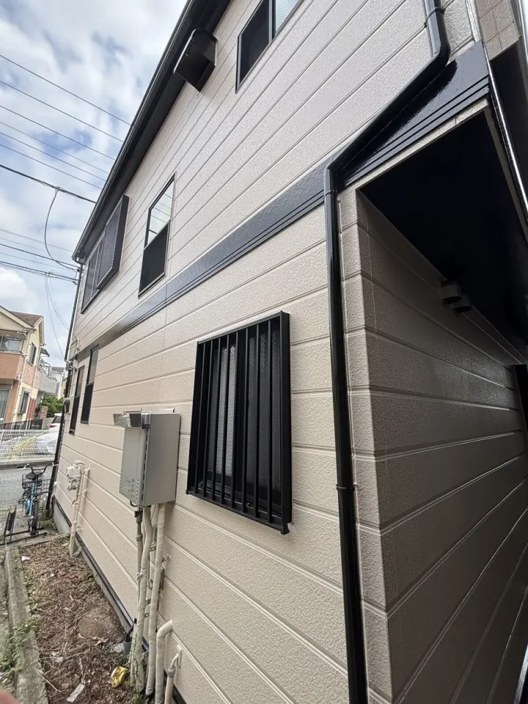 八王子市内の戸建て 外壁塗装の完工（側面とサッシ周り）