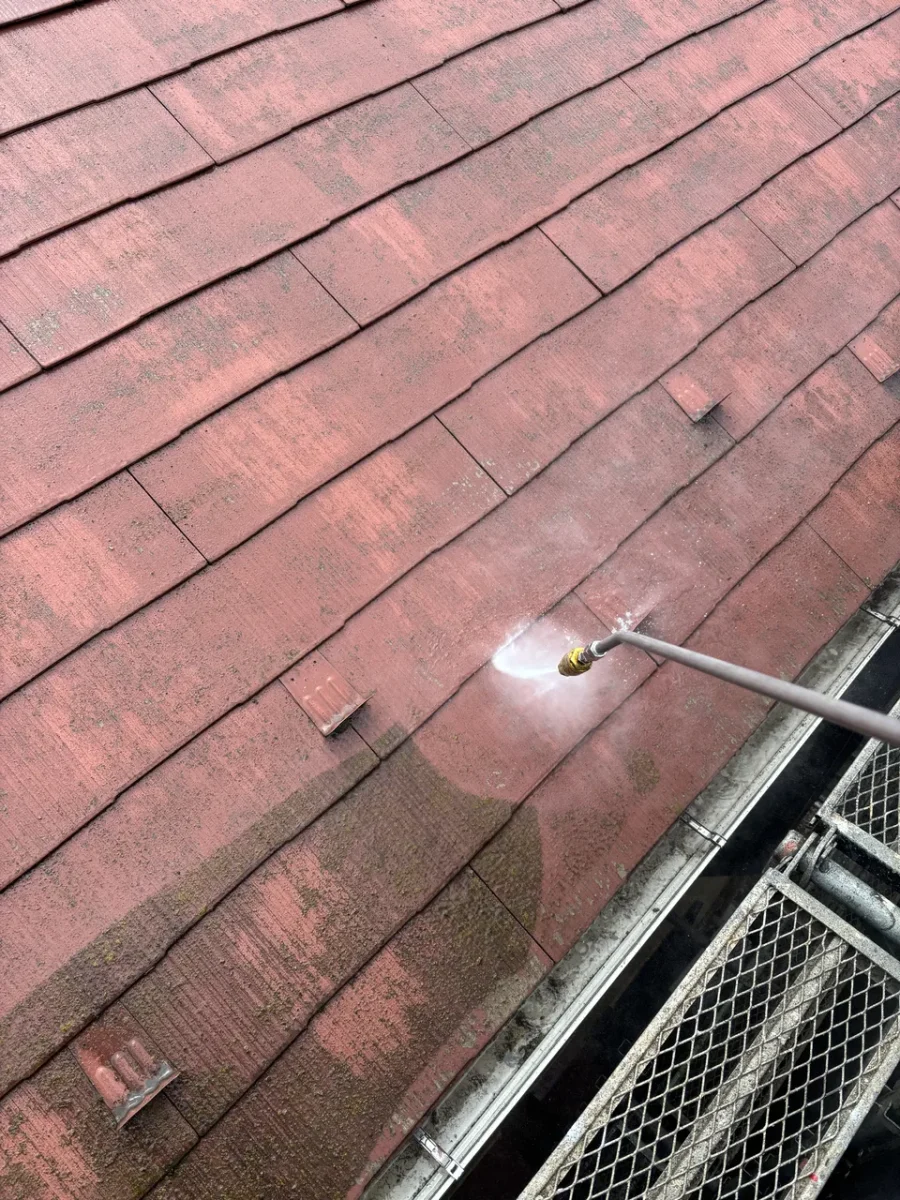 八王子市内の戸建て コケが広がるスレート屋根の高圧洗浄