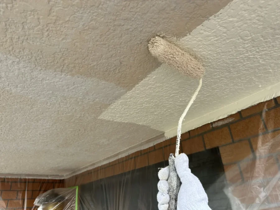 八王子市内の戸建て 吹付け模様の面へのダイナミックTOP上塗り1回目