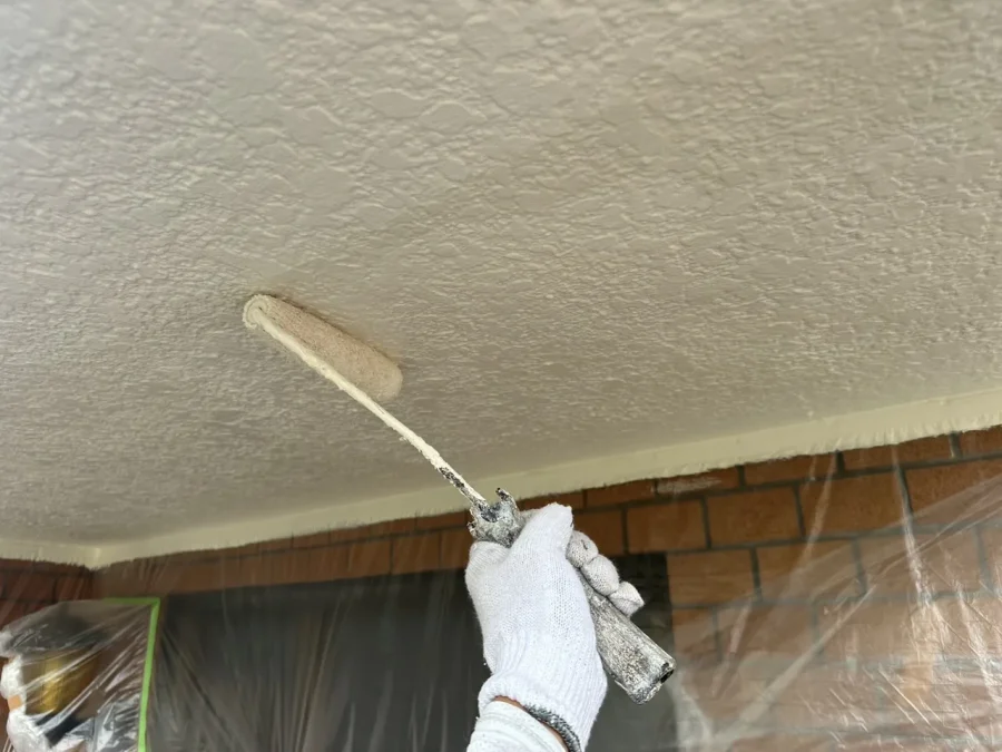 八王子市内の戸建て 吹付け模様の面へのダイナミックTOP上塗り2回目