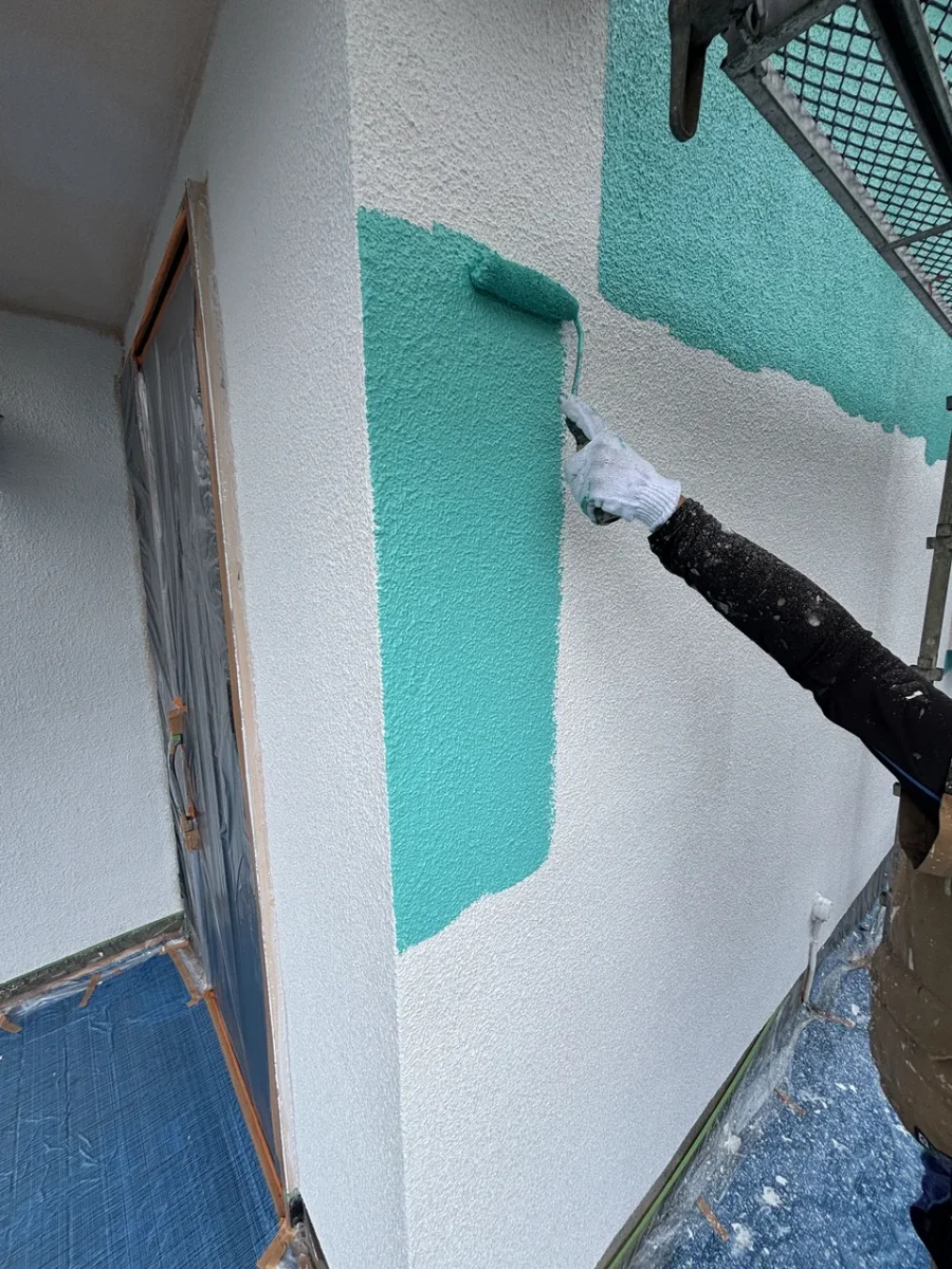 八王子市内の戸建て マスチック工法の下塗りの上へのダイナミックTOP上塗り1回目