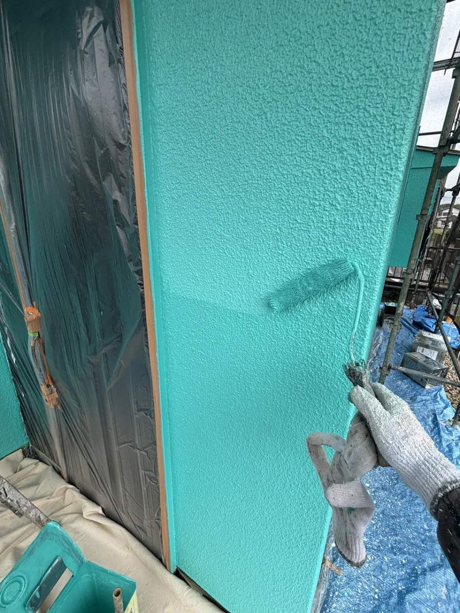 八王子市内の戸建て 青緑系のダイナミックTOP上塗り2回目