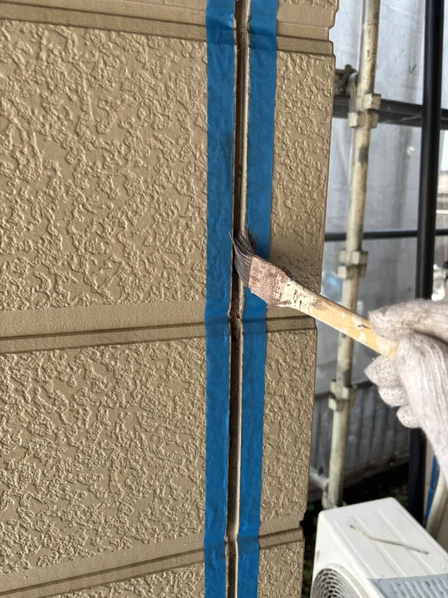 八王子市内の戸建て サイディング目地へのプライマー塗布