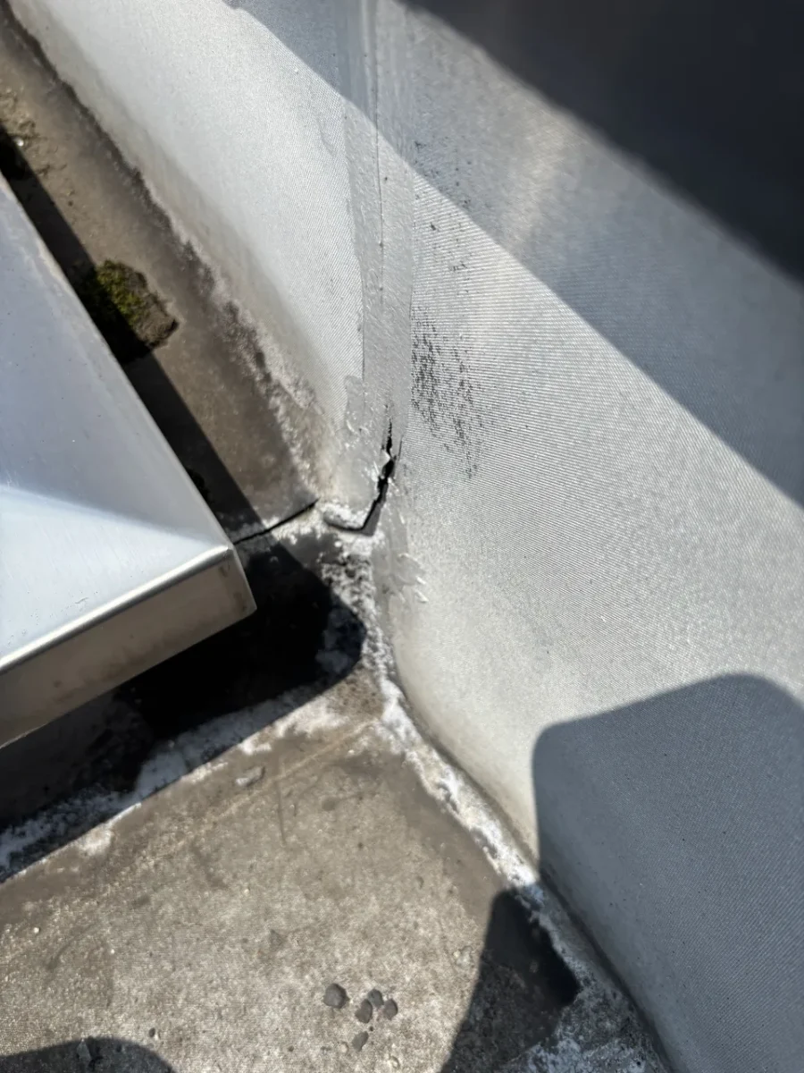八王子市内の賃貸マンション屋上 立上りの入隅に見える既存防水の割れ(着工前)
