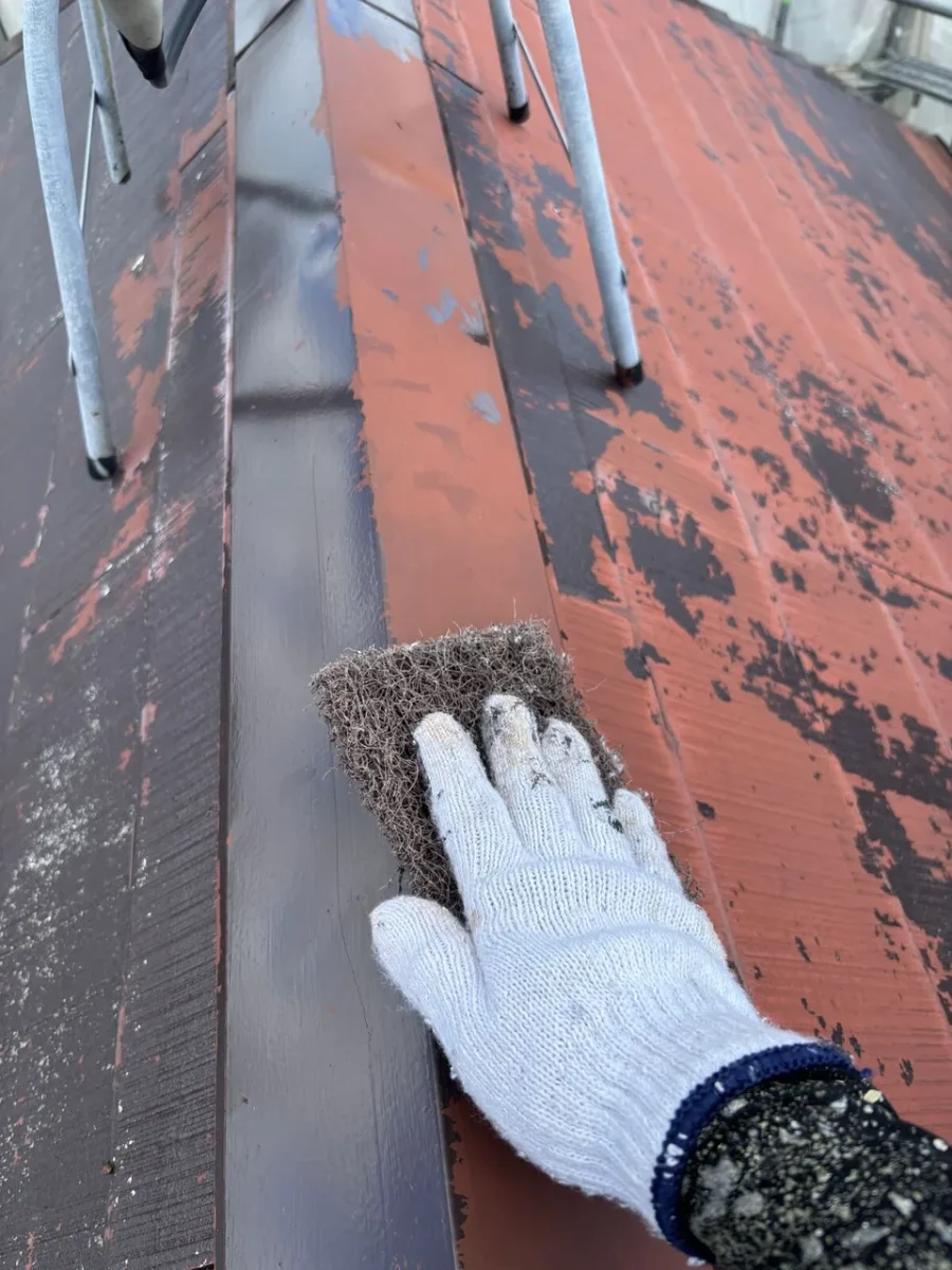 八王子市内の戸建て 棟板金の下地処理 研磨パッドでのケレン