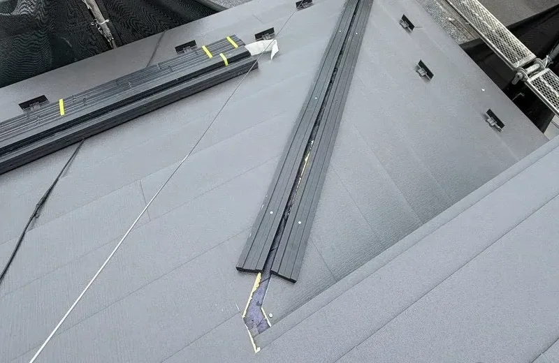 八王子市内の戸建て 屋根カバー工法 棟に取り付けた2本の新しい貫板