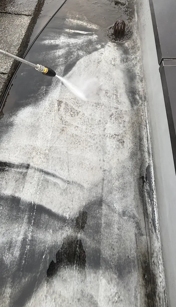 八王子市内の賃貸マンション屋上 防水面の高圧洗浄