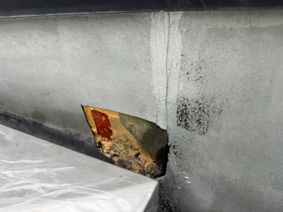 八王子市内の賃貸マンション屋上 入隅の下端で既存シートに穴があいた部分