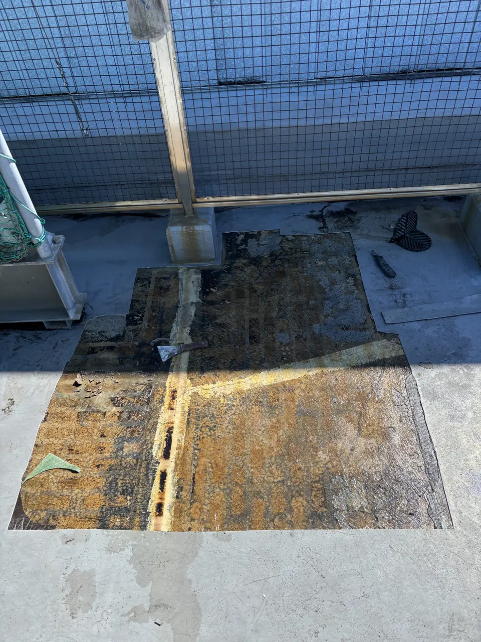 八王子市内のビル屋上 既存ウレタン防水を切開して撤去した範囲