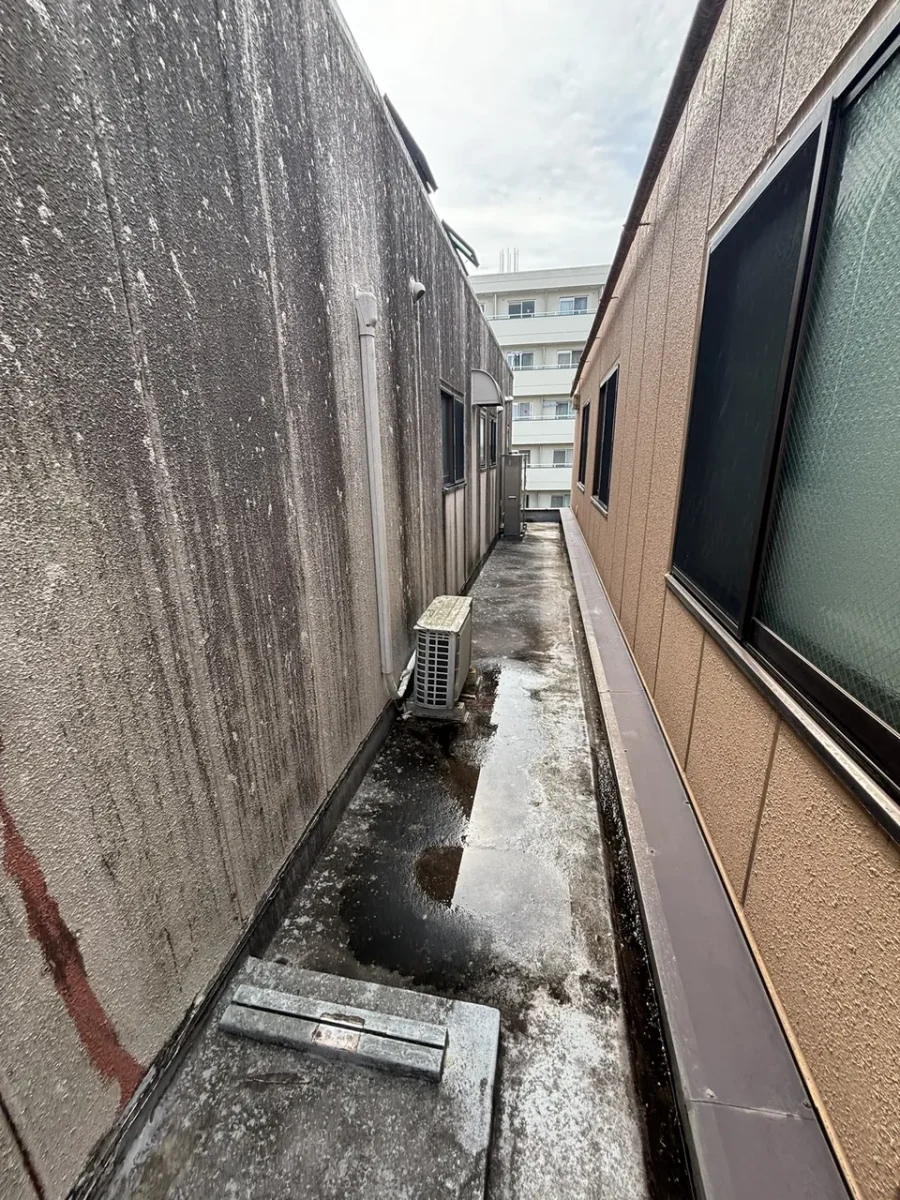 八王子 店舗併用ビル 現地調査時の3階陸屋根と外壁の汚れ