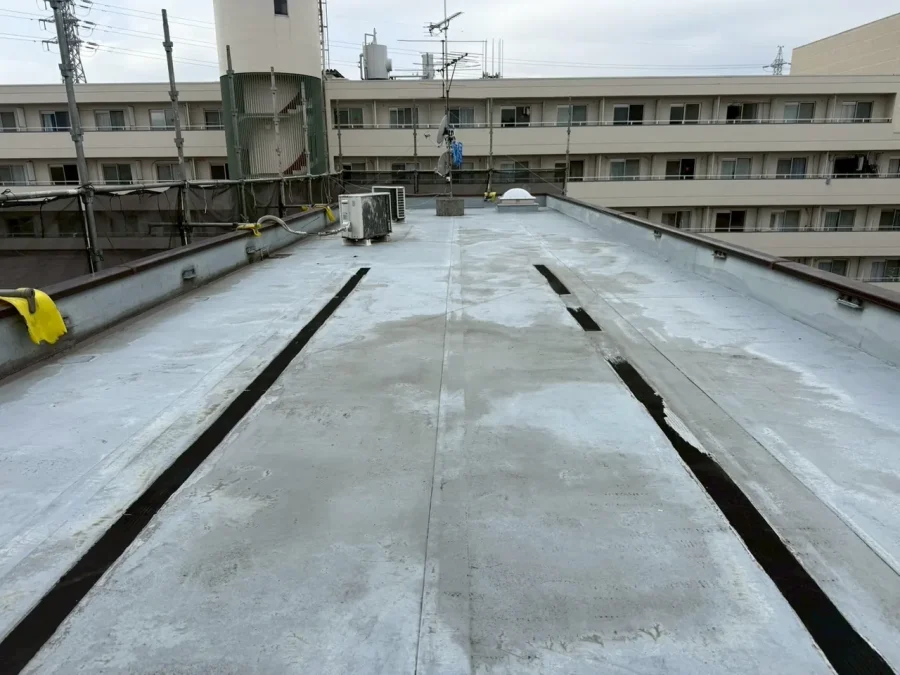 八王子 店舗併用ビル 施工前の屋上シート防水
