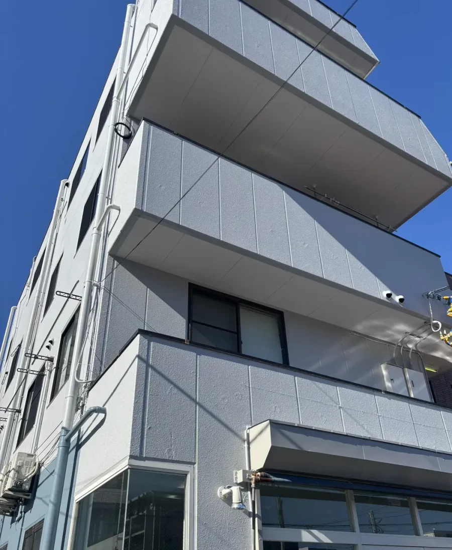八王子 店舗併用ビル 塗装後の外観（角）
