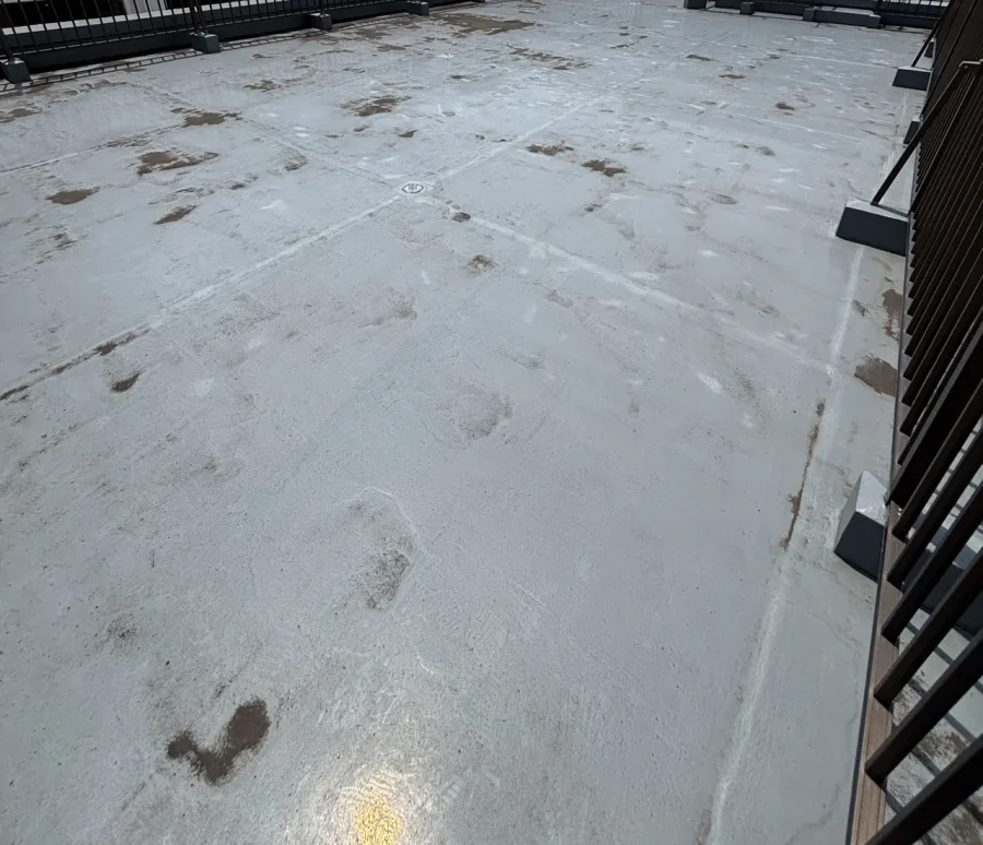 八王子市内のビル屋上 既存の防水層の表面に格子状に入った白っぽい直線の筋