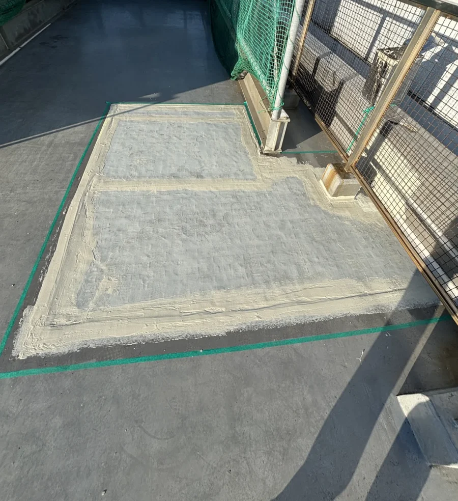 八王子市内のビル屋上 通気緩衝シートの継ぎ目と端部の処理