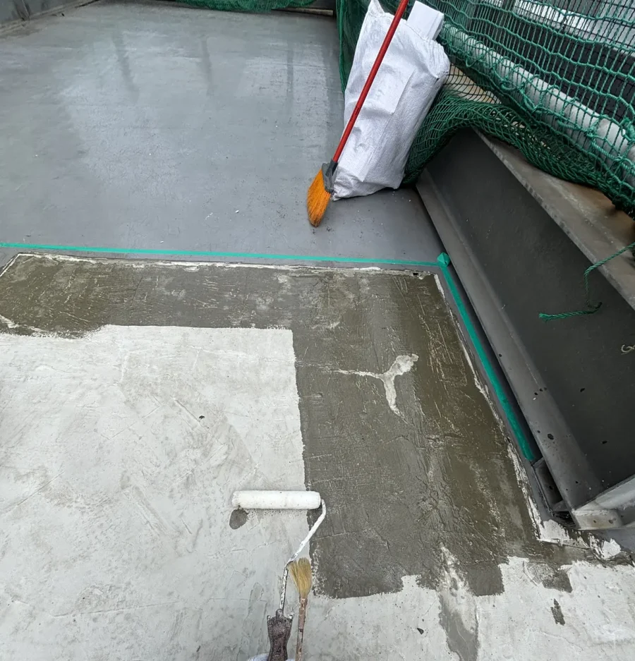八王子市内のビル屋上 通気緩衝シートを張る前の補修範囲へのプライマー塗布